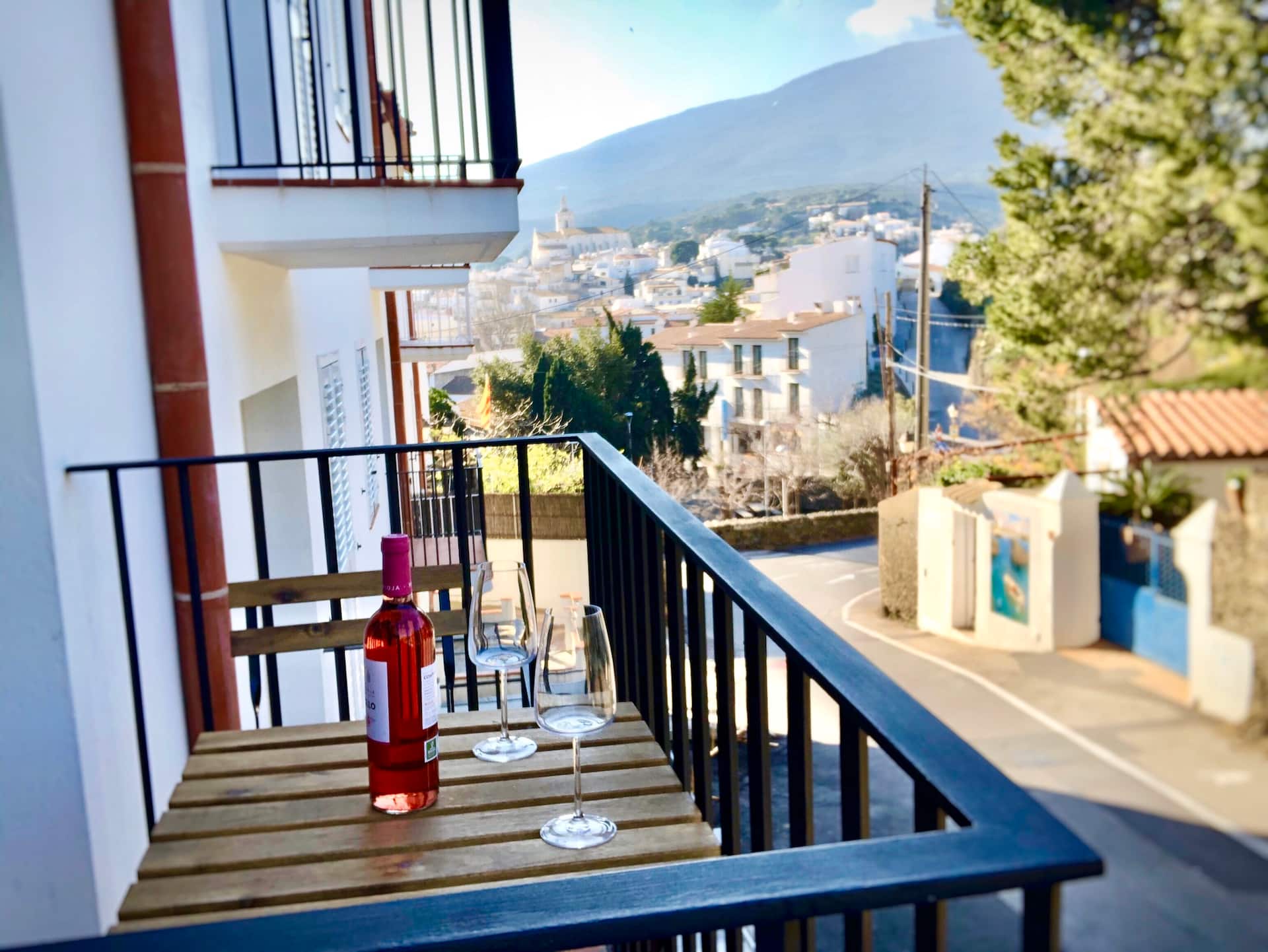 Modern Apartment, Free Garage Parking, Patio!
