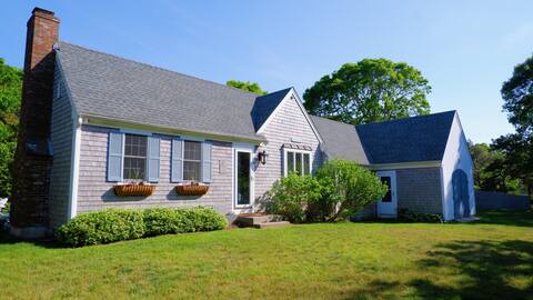Cape Cod cottage with 3 bedrooms near ocean & bay!