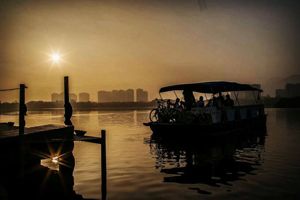 Travessia para a praia da reserva da barra de balsa.