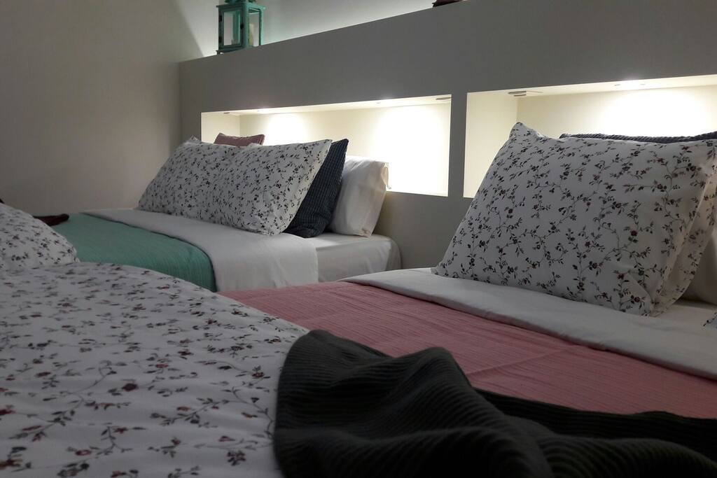 Quarto com 2 camas de casal com banho privado ao lado do quarto