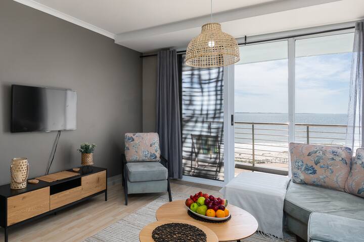 Beachfront Apartment with Incredible View & Pool gallery image 2