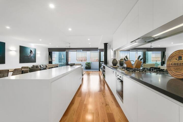 Collins Q1 Luxury Apartment, Heart of Sorrento gallery image 2