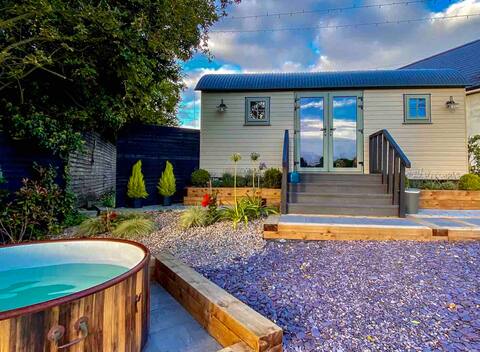 Luxurious Shepherd's Hut with a Private Hot Tub