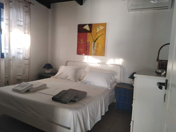 Chumba cha kulala kina kitanda mara mbili 1.60x 2.00m
Pia kuna hali ya hewa. 