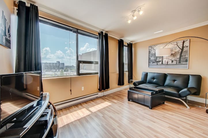 Downtown Condo with a beautiful view & Rooftop