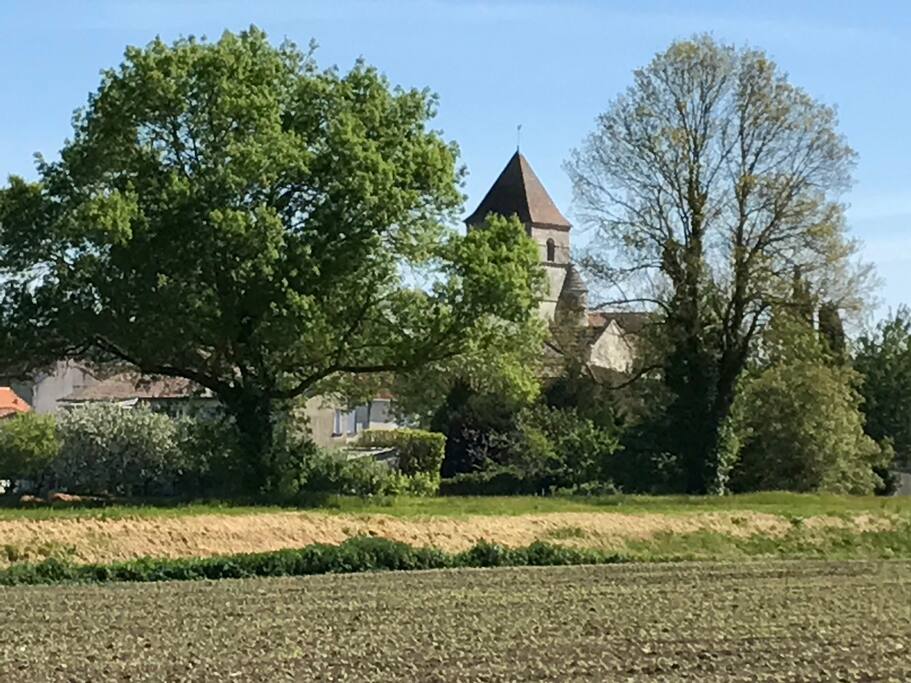 Une balade dans le village. Notre église romane.