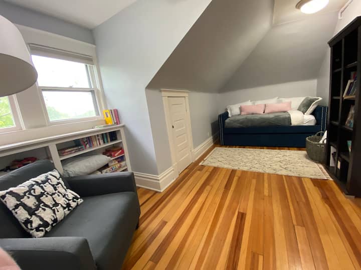 Chumba cha kulala cha ghorofa ya 3 cha kaskazini kilicho na kitanda cha mchana na cha kusukumwa