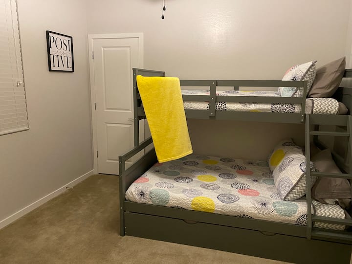 卧室配有全尺寸床，顶部有两张单人床，楼下有两张单人轮