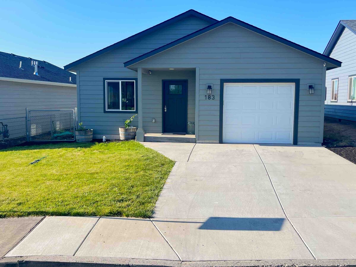 Elegant Western Three Bedroom Two Bath Home Houses for Rent in