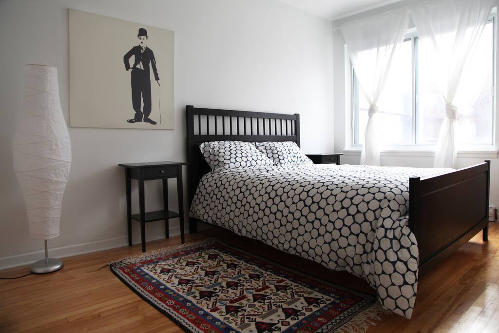 Cosy & bright room with Queen Bed. Big closet.