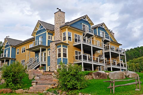 Top performing Airbnb: Live on the mountain, yes - true Ski in-Ski out in Saint Faustin Lac Carré