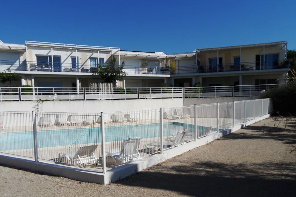 La piscine et une partie du terrain de pétanque