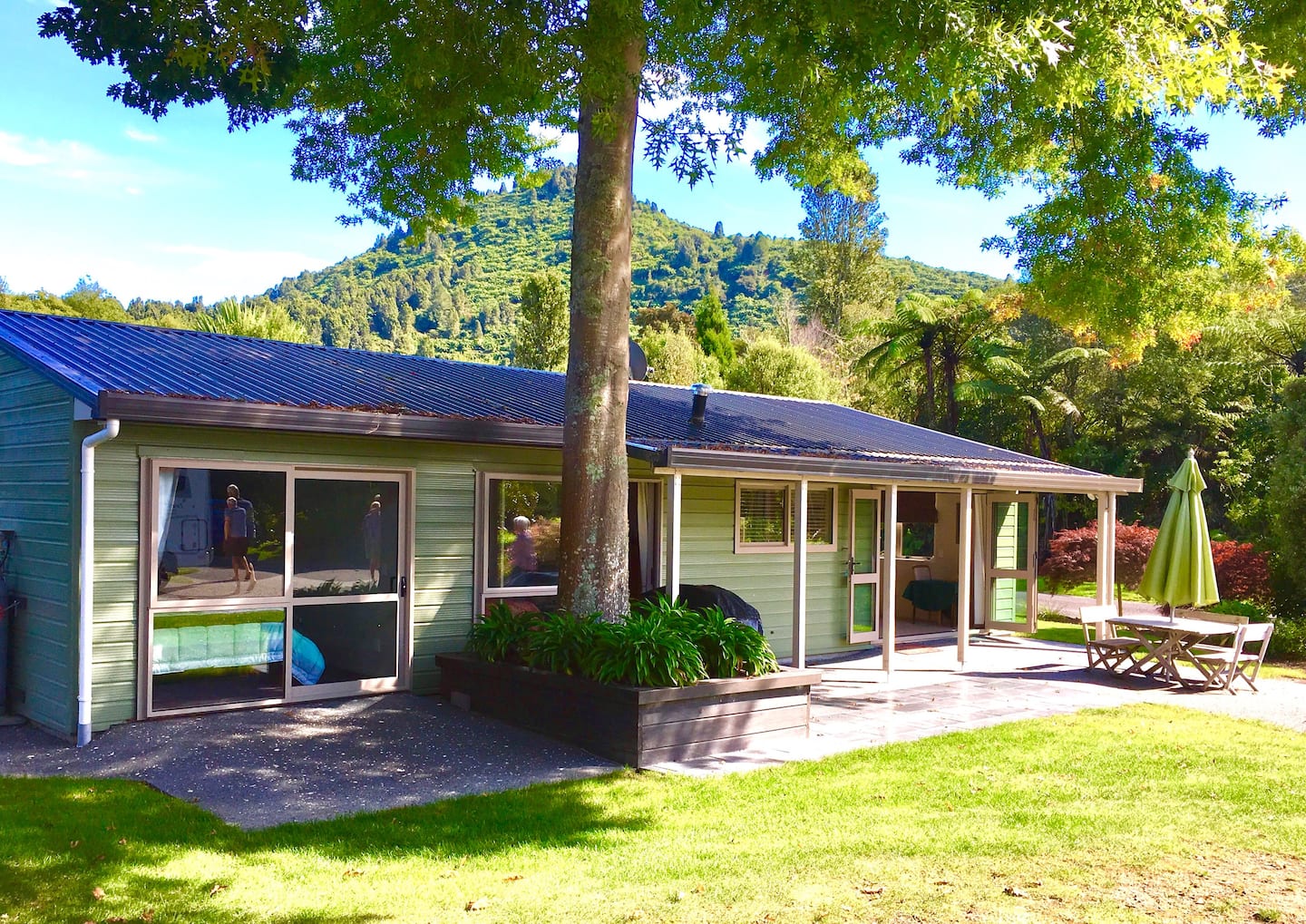 Te Miro Lakeside Cottage.  Lake Tarawera. Rotorua. 1