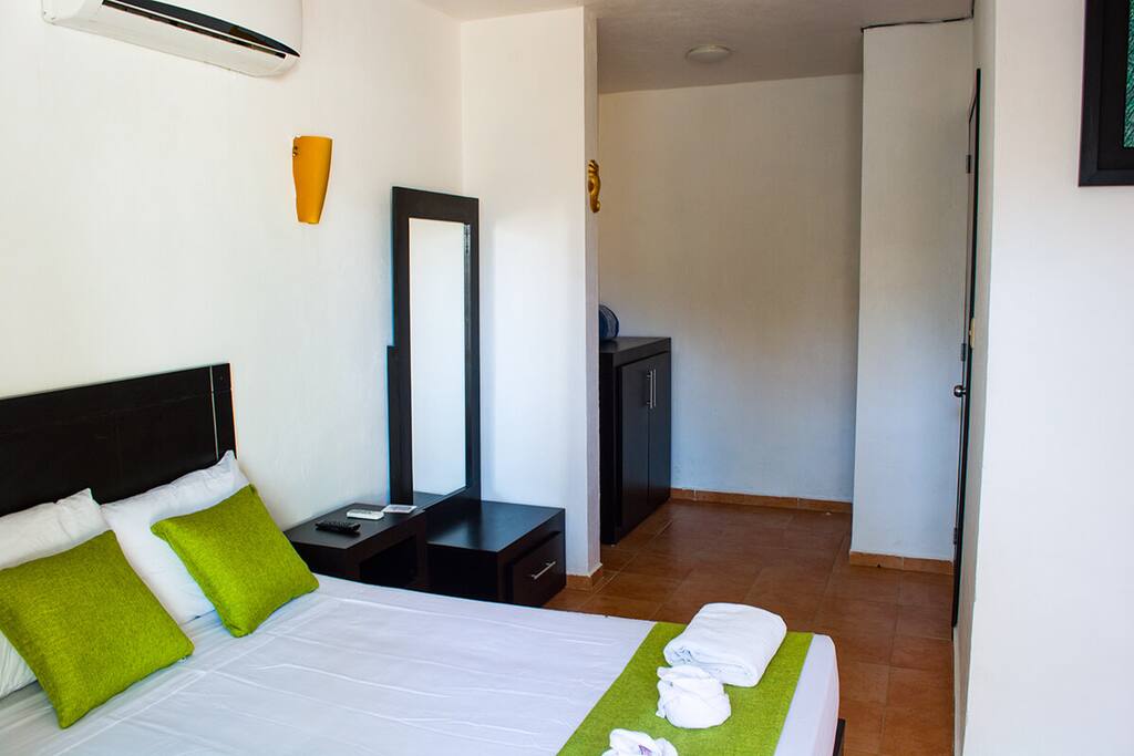La habitación incluye 2 almohadas grandes y 2 almohadas medianas al igual que 2 toallas para cuerpo, 1 toalla para manos. 1 toalla para piso y un cobertor.