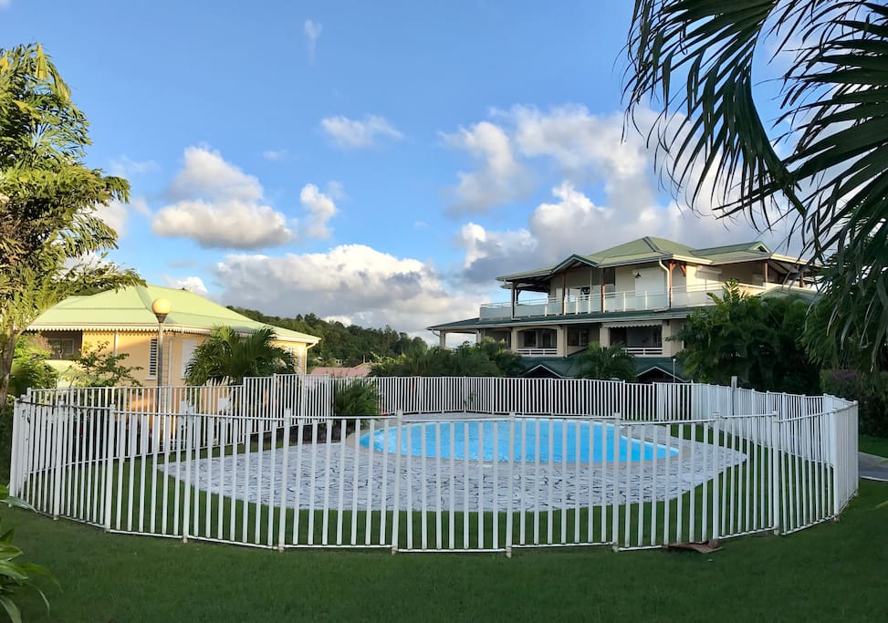 Piscine privée et sécurisée dans la résidence