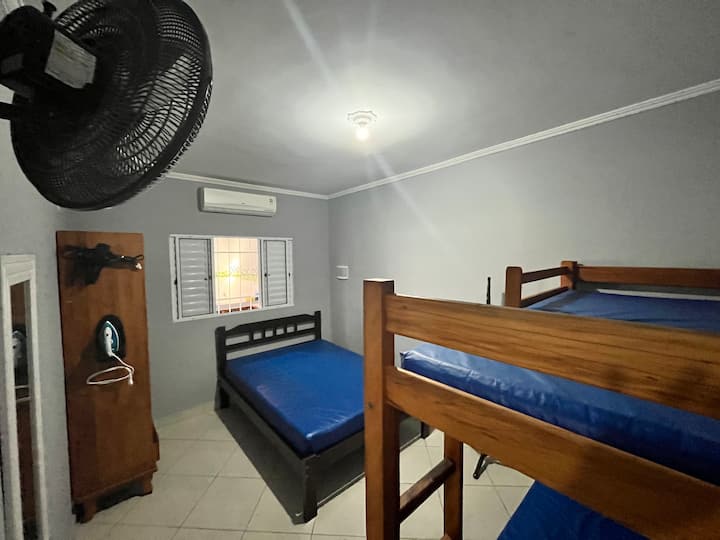 Внатрешна соба, 1 двоен и 1 кревет на спрат. 
Белешка.  Има пегла, фен и фен за коса ! 