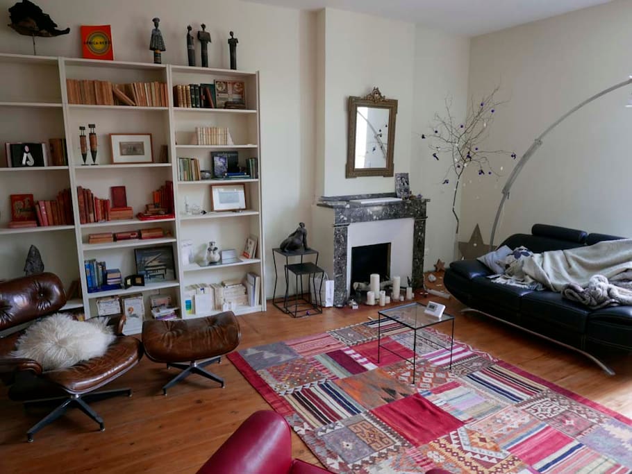 Espace détente, livres, TV et fauteuils moelleux vous attendent