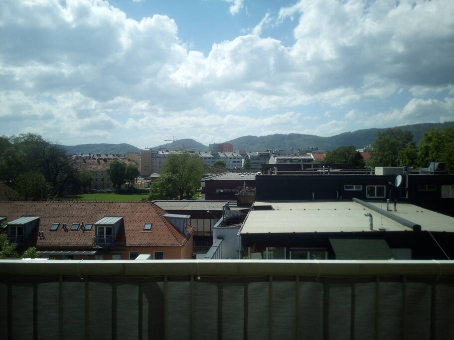 Der Sonnenbalkon liegt im 5ten Stock (mit Lift) mit wunderschönem Blick über die Stadt.