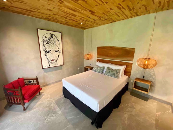 Ორი ფართო ძირითადი საძინებლიდან ერთ-ერთი. Ოთახები გამოყოფილია, არ არის ერთმანეთთან დაკავშირებული და ხელმისაწვდომია გარე სივრცეებიდან.  Ესპანეთის ბარსელონადან, დევიდ კალაუ ჟენეს ნახატი. 