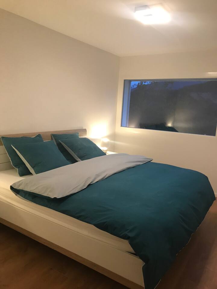 אחד מחדרי השינה, כולל מלתחה גדולה שנבנתה בקיר. 