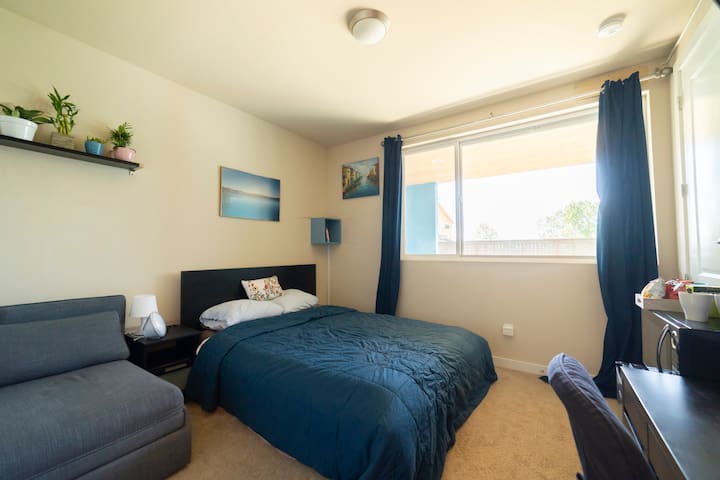 Private furnished room near the airport & downtown