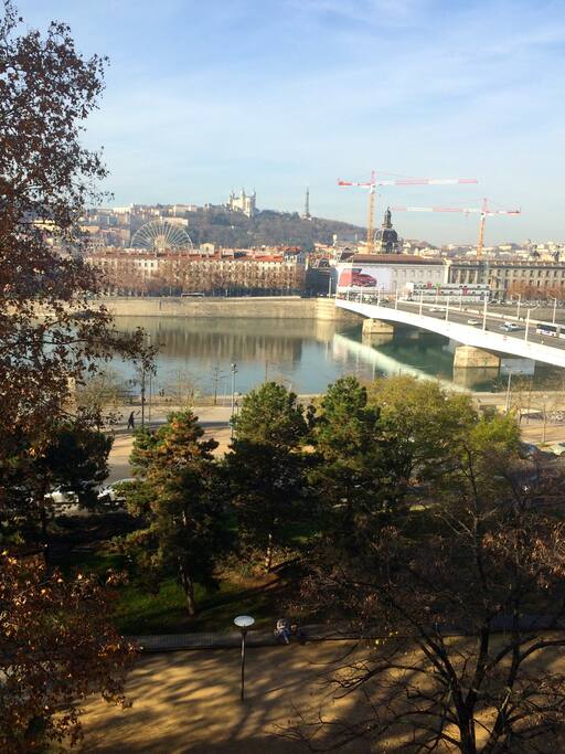 Jolie vue du salon sur le pont de la Guillotière menant Place Bellecour