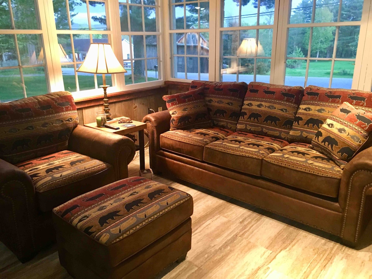 Მყუდრო ახალი ავეჯი „ხის ოთახში“