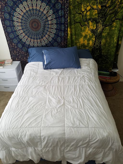 Full size bed, cotton sheets and down alternative comforter!