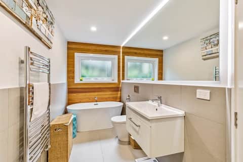 Quiet, modern and close to the beach!