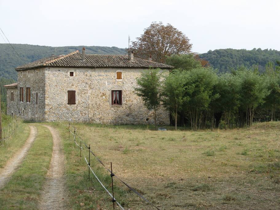 Le mas vu de la route de Salavas