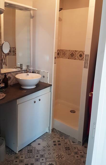 salle de bain avec WC indépendant