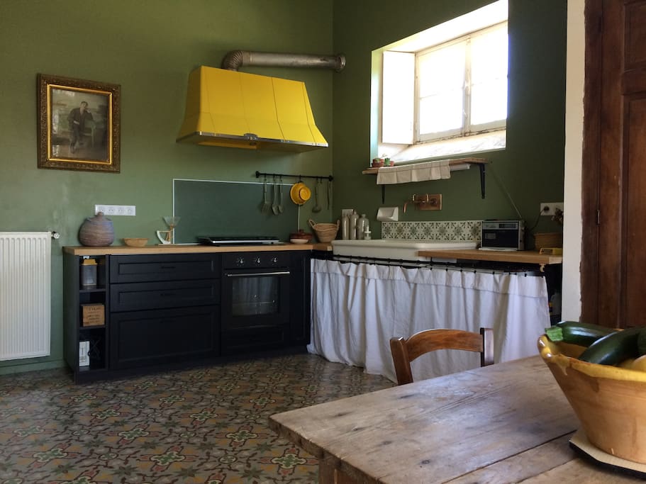 cuisine équipée ( lave vaiselle, four, grille-pain, cafetière, hotte...)