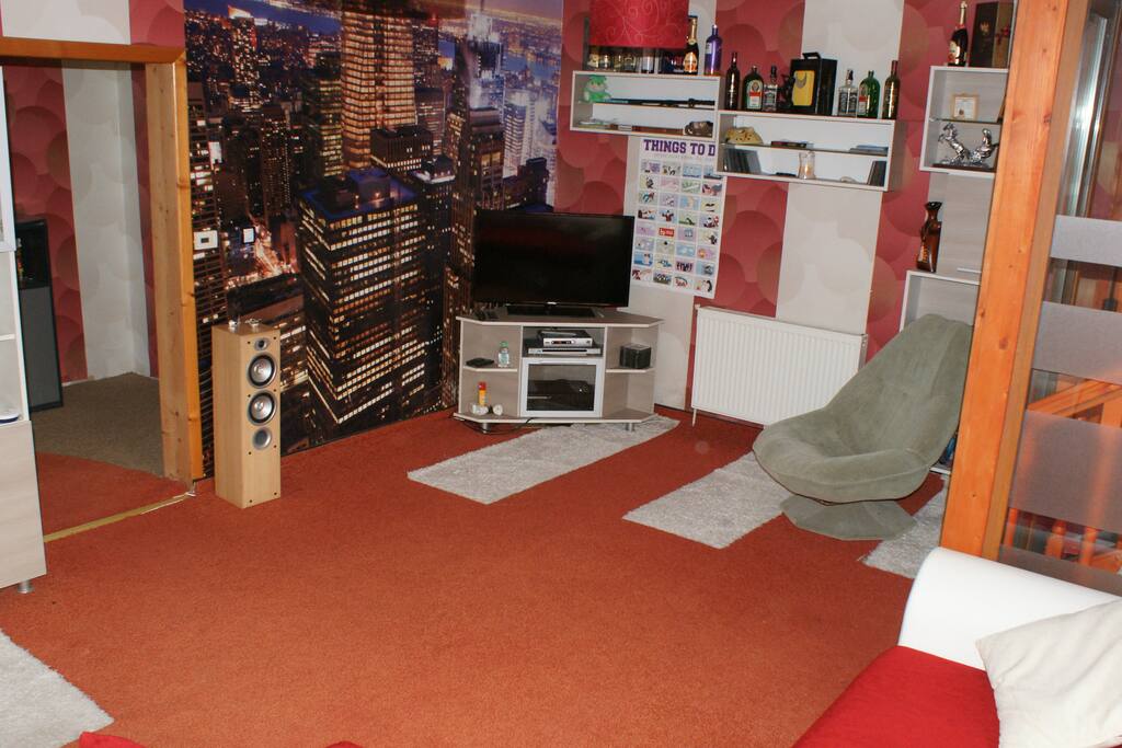 100 W Jamo speakers,400 W JVC amplifier,DVD,Telekom satelit tv,with full package,including 3 Hbo chanels,5 Midnight adult chanels(password protected),43 inch LG 3D Tv,5 pairs of 3D glasses,photo wallpaper of City New york in the night,360 degrees rotating chair