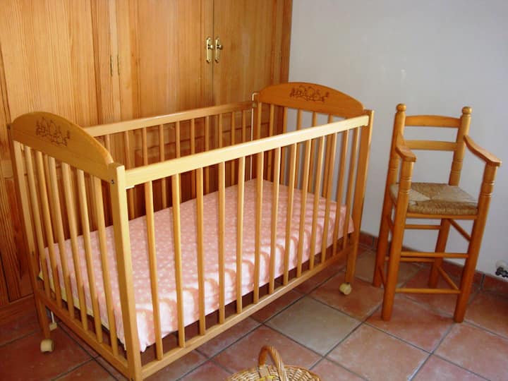 Cuna y trona a disposición de los clientes.