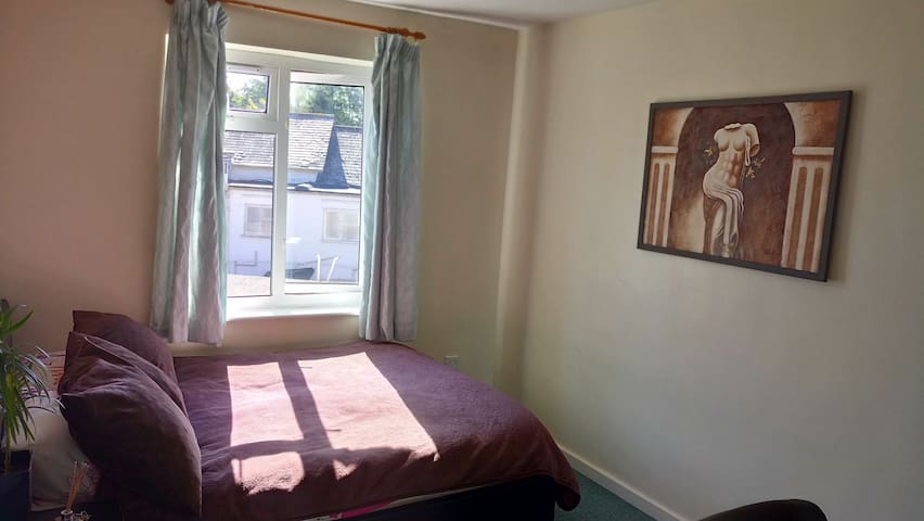 LAST MINUTE DISCOUNT IN OCT NEAR GATWICK AIRPORT