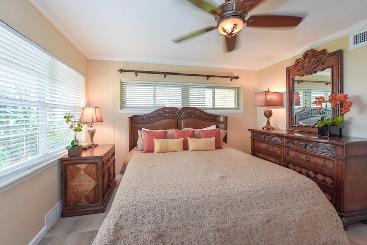 הרבה חלונות עם תריסים