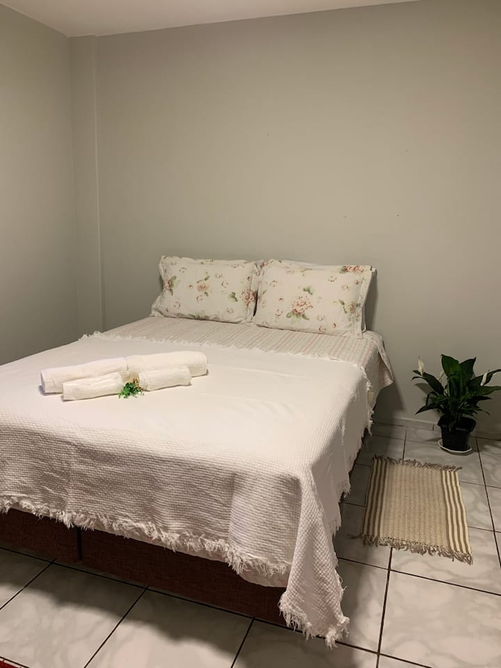 Dormitorio con 2 camas tamaño queen 