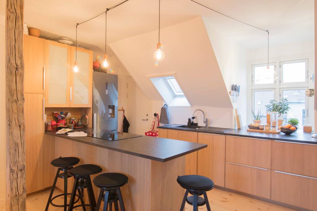 The kitchen is brand-new and I've set the oven to English so you can use it without any problems
