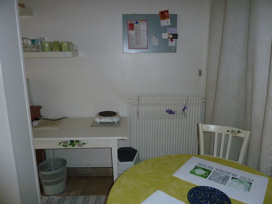 Espace repas : table, plaque électrique