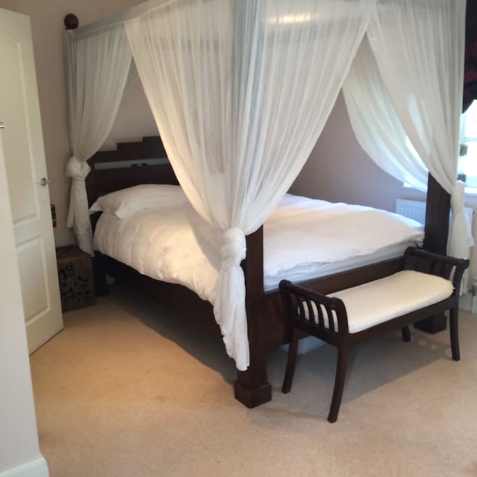 Guest bedroom. Queen size bed.