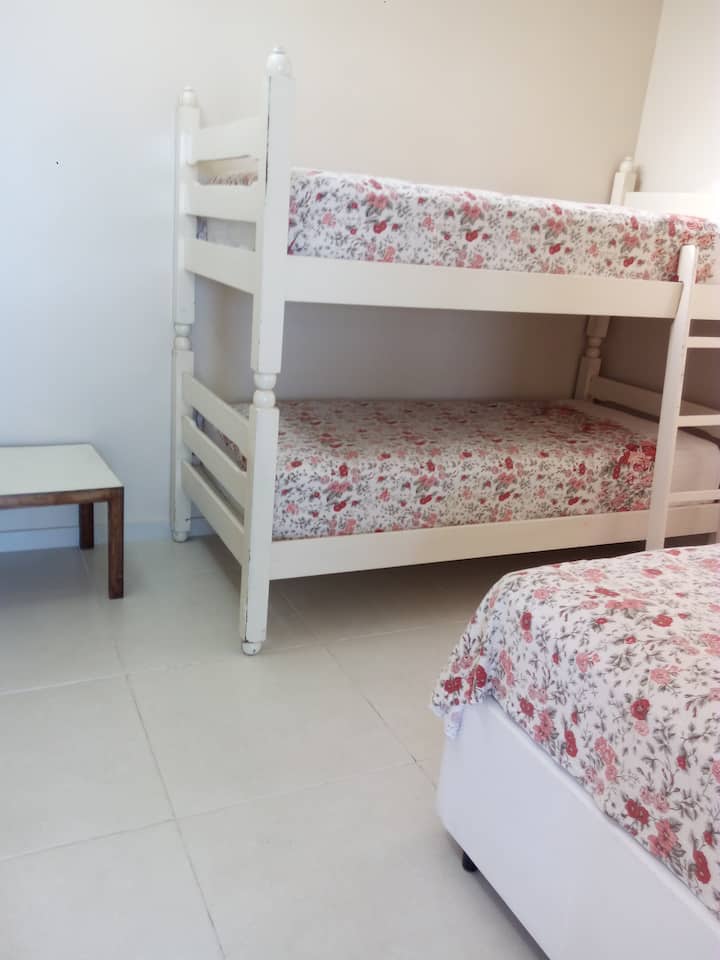 Schlafzimmer mit Etagenbett und Ausziehbett im zweiten Stock.