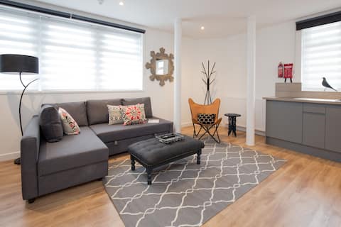 Luxury Central  Apartment Sleeps 4.  Free parking