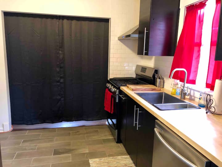 חלוקה בין המטבח לחדר השינה בקומה התחתונה