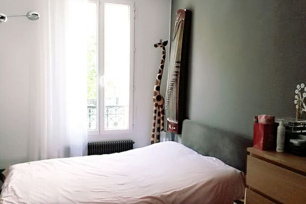 Chambre avec grand lit