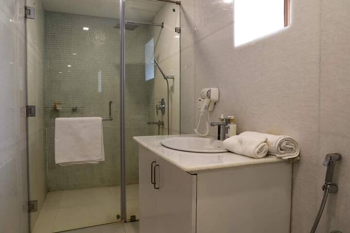 Full bathroom 3 image 1