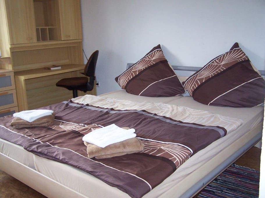 Schlafzimmer 1
