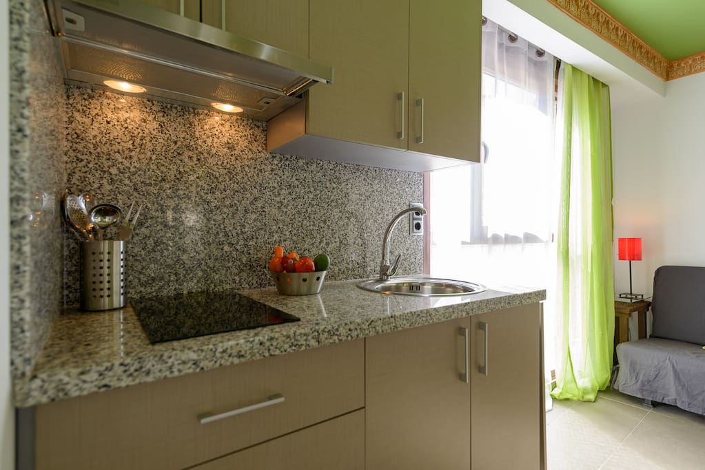 Zona cocina americana // Kitchenette area