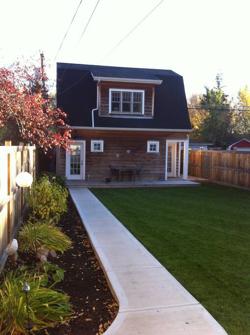 A comfortable and private upstairs cottage suite, located in the heart of Queen Alexandra, near shops, theatres and restaurants on Whyte Avenue.