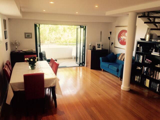 Sunny townhouse apartment gallery image 2