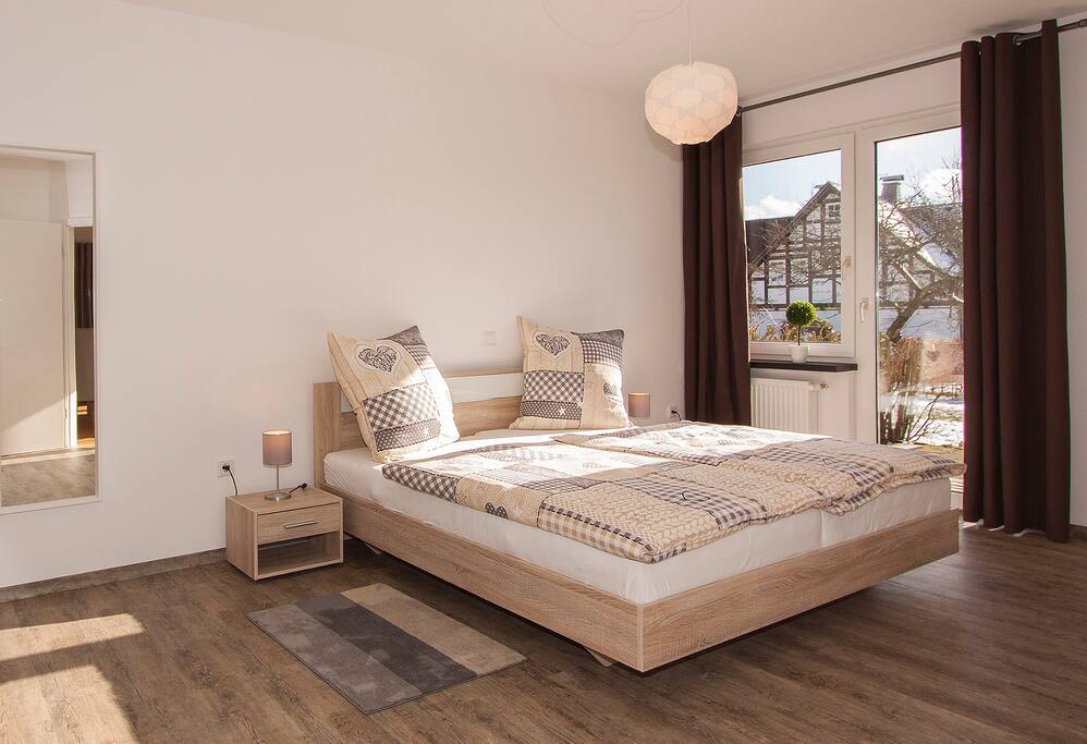 Schlafzimmer 1 Zugang zur Terrasse und zum Garten